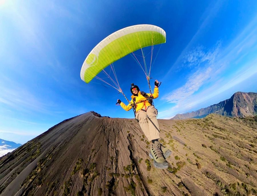paragliding from summit Rinjani